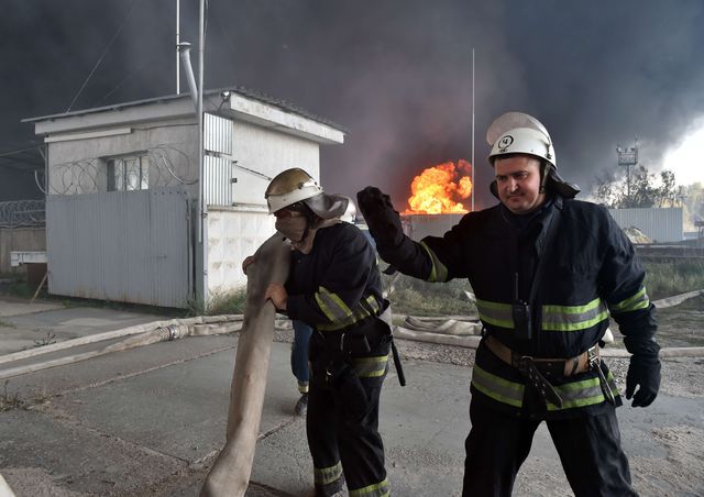 <p>Під Васильковим продовжують гасити масштабну пожежу. Фото: AFP</p>