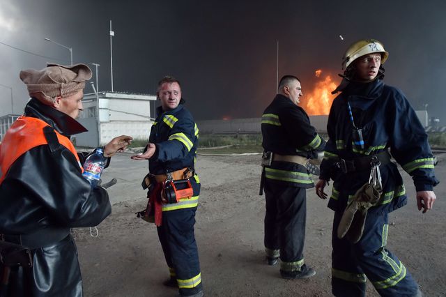 Под Васильковым продолжают тушить масштабный пожар. Фото: AFP