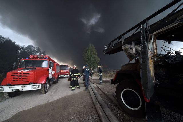 Под Васильковым продолжают тушить масштабный пожар. Фото: AFP