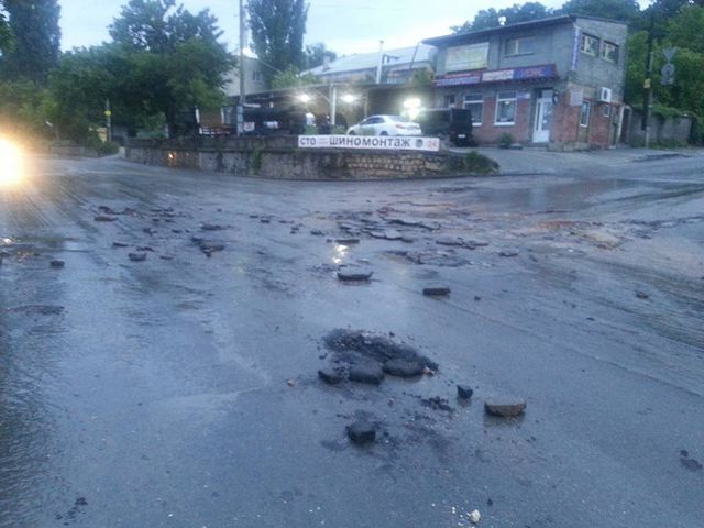 В Симферополе непогода превратила улицы в реки. Фото: Фейсбук