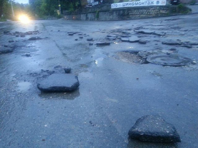 В Симферополе непогода превратила улицы в реки. Фото: Фейсбук