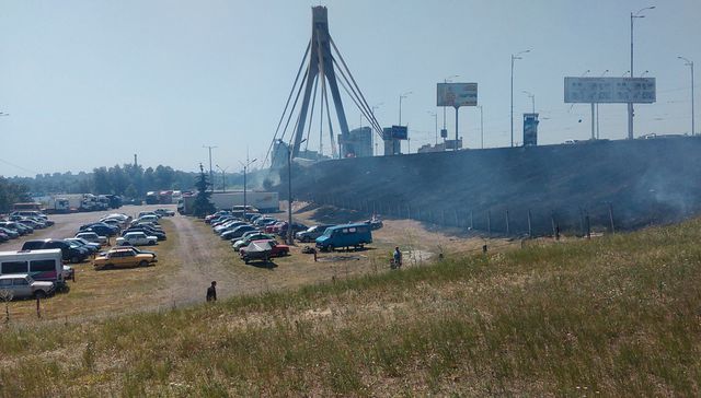 <p>У Києві через схил, що спалахнув, ледь не згоріла автостоянка, фото facebook.com/kievavtodor</p>
