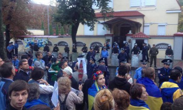 В Харькове активисты забросали зеленкой консульство России, фото из соцсетей