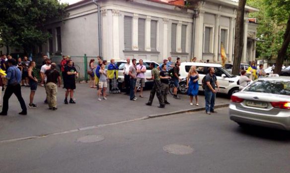 В Харькове активисты забросали зеленкой консульство России, фото из соцсетей