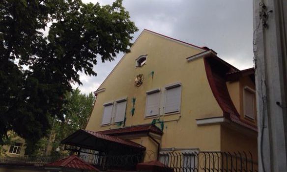 <p><span>У Харкові активісти закидали зеленкою консульство Росії, фото з соцмереж</span></p>
