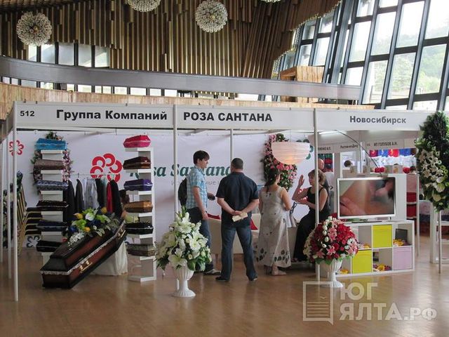 В Крыму лето началось с выставки гробов. Фото: ugyalta.com