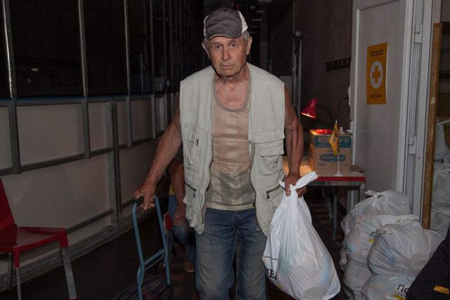 Жители микрорайона Текстильщик получают наборы выживания от штаба Ахметова. Фото: пресс-центр.