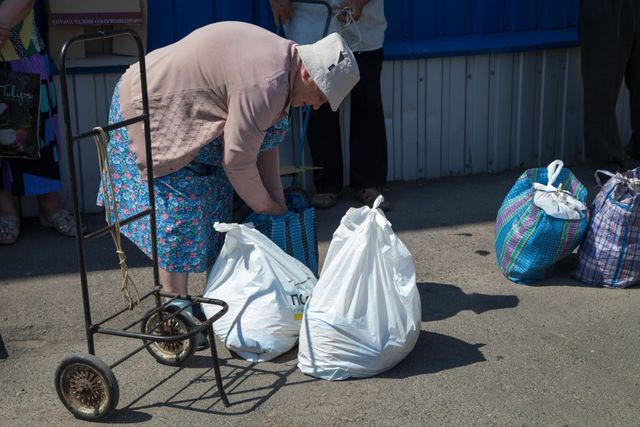 <p>Мешканці мікрорайону Текстильник отримують набори виживання від штабу Ахметова. Фото: прес-центр.</p>