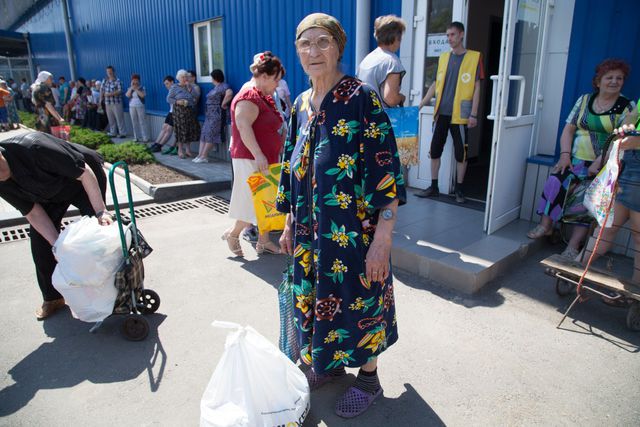 Жители микрорайона Текстильщик получают наборы выживания от штаба Ахметова. Фото: пресс-центр.
