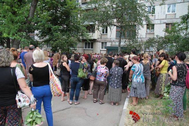 <p>Проводити дівчинку в останню путь прийшли сотні людей. Фото: vv.com.ua</p>