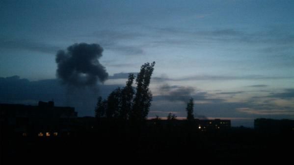 <p>У Донецьку прогримів потужний вибух &ndash; вибухову хвилю відчуло все місто, фото з соцмереж</p>