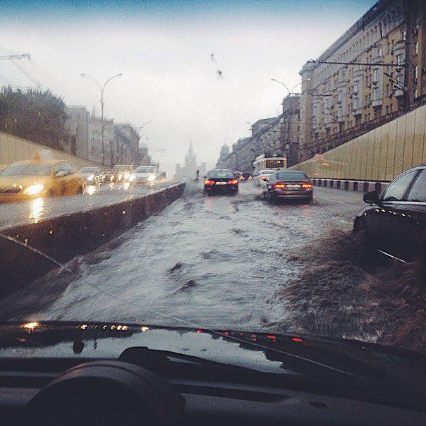 Сильный ливень с грозой обрушился  на Москву. Фото: соцсети