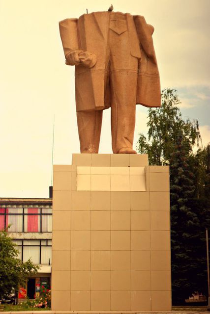 Ленин устоял, но не весь. Фото: соцсети