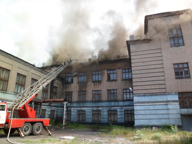 В Запорожье 4 часа тушат школу. Фото: ГСЧС и соцсети