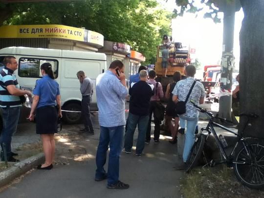 Во время попытки демонтажа незаконно установленного МАФа владелица одного из них вылезла на автокран. Фото: everyday.in.ua