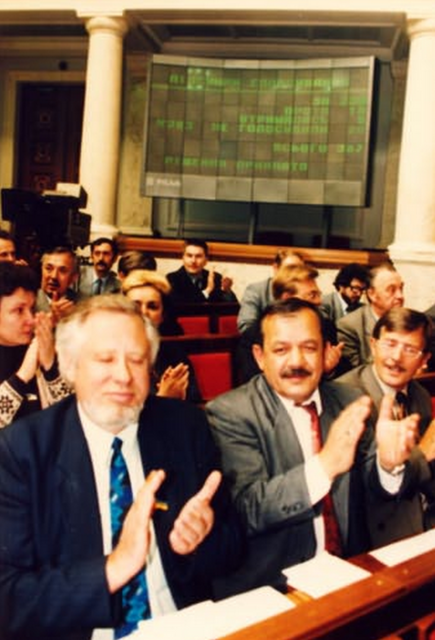 Депутаты аплодируют после принятия очередной статьи Конституции, 28 июня 1996 г. Фото: iportal.rada.gov.ua
