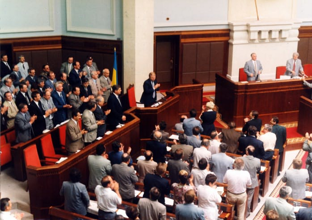 В зале Верховной Рады приветствуют Леонида Кучму, президента Украины 1994-2005 гг.