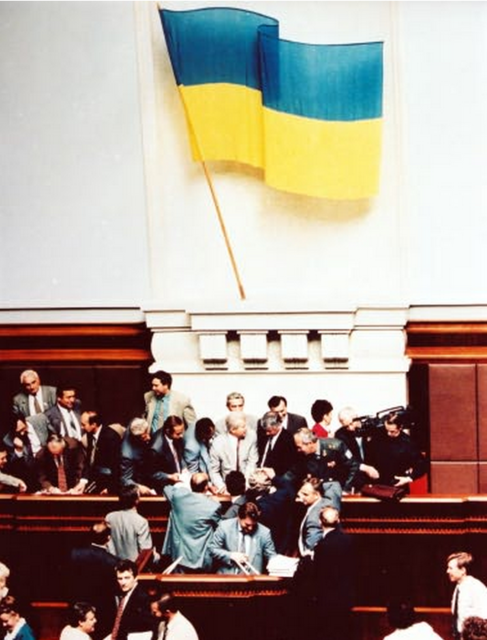 Обсуждения за трибуной после "Конституционной ночи", 28 июня 1996 г. Фото: iportal.rada.gov.ua