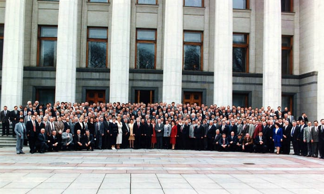 Памятное фото у стен парламента, после принятия Конституции Украины 28 июня 1996 г. Фото: iportal.rada.gov.ua