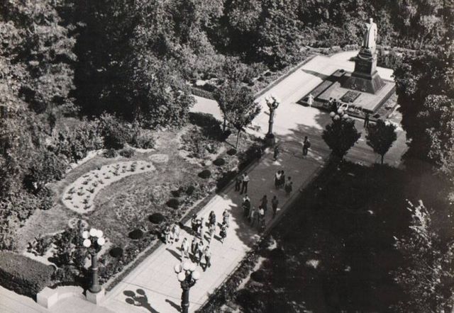 Вид на Мариинский парк, памятник генералу Ватутину. Фото: Георгий Угринович