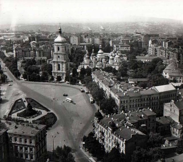 Вид на Софийскую площадь и памятник Богдану Хмельницкому. Фото: Георгий Угринович