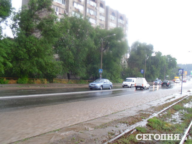 В Запорожье с самого утра идет сильный дождь. Фото: "Сегодня"