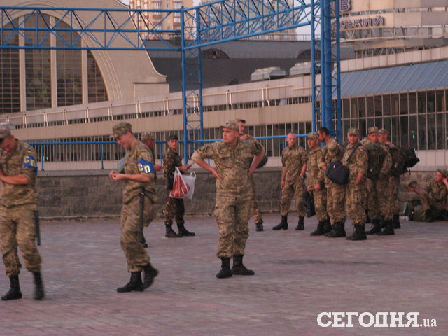 Солдат на Восток провожали жены, дочери и даже внучки, фото Александр Марущак/Сегодня