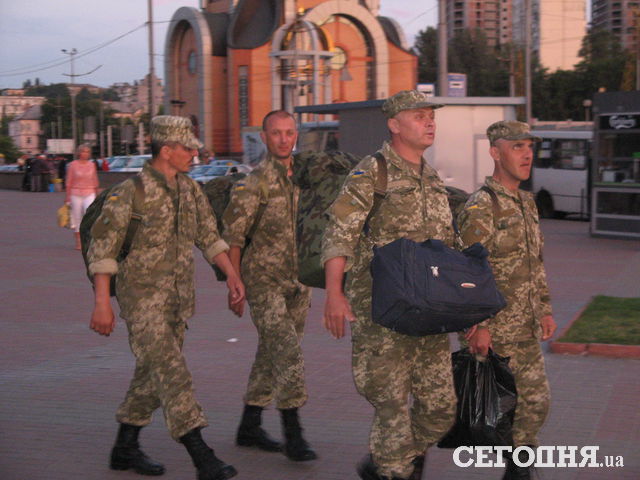 <p>Солдат на Схід проводжали дружини, дочки і навіть онуки, фото Олександр Марущак/Сегодня</p>