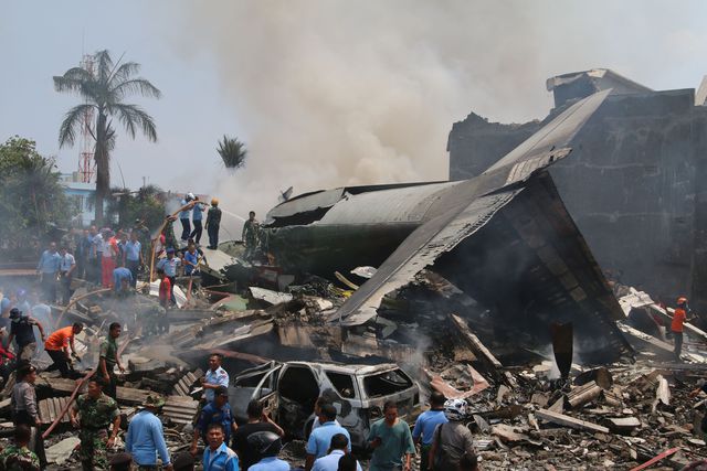 В Индонезии самолет упал на отель. Фото: AFP