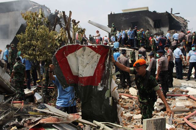 <p>В Індонезії літак впав на готель. Фото: AFP</p>