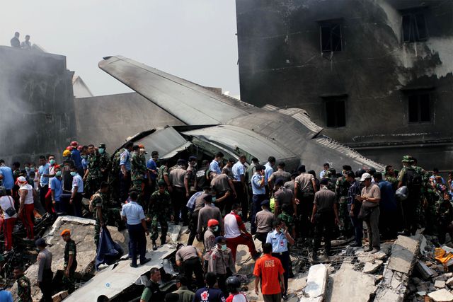 <p>В Індонезії літак впав на готель. Фото: AFP</p>