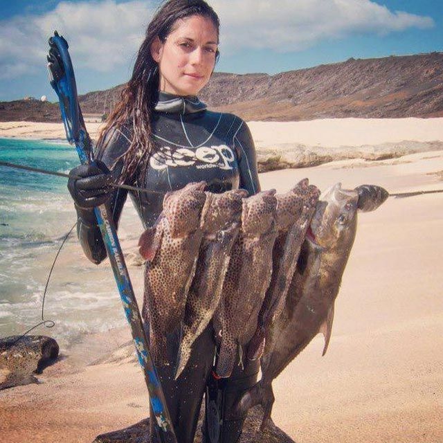 «Самая сексуальная рыбачка в мире» тренирует мышцы ловлей рыбы (фото)
