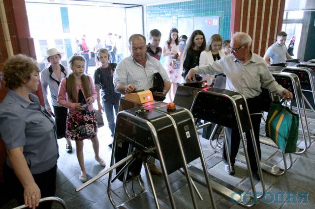 <p>В метро. Пенсіонери без соцкарток намагалися вмовляти контролерів пропустити їх по пенсійному</p> | Фото: Григорій Салай