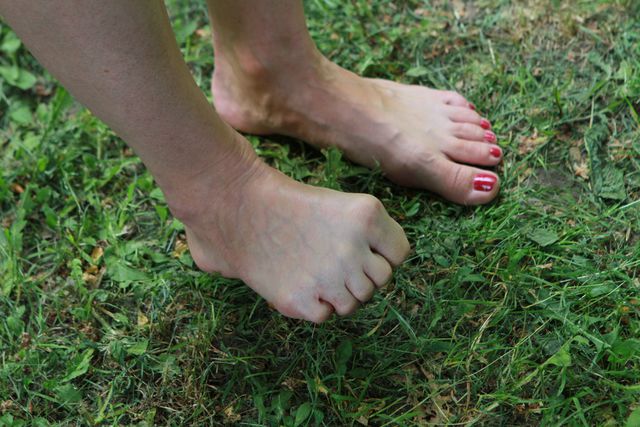 Стоячи на траві. Протягом хвилини намагайтеся згинати пальці ніг. | Фото: Анастасія Іскрицька