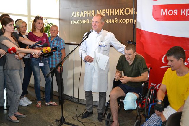 <p>Волонтеры сдают кровь. Фото: mechnikova.com</p>