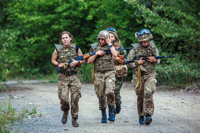 <p>У Закарпатті готують жіночий бойовий загін, фото: AFP</p>