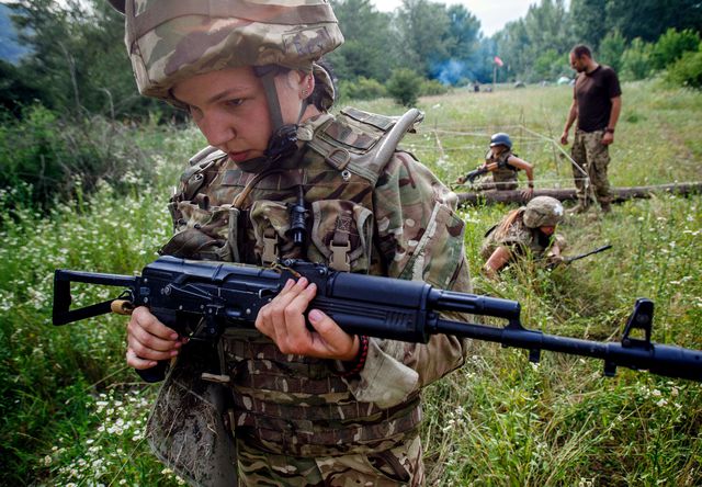 В Закарпатье готовят женский боевой отряд, фото: AFP