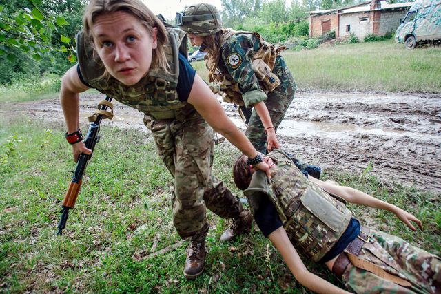 В Закарпатье готовят женский боевой отряд, фото: AFP