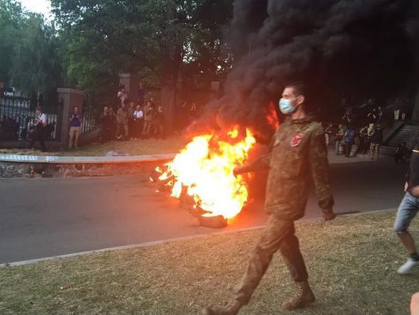 <p><span>Мітингувальники запалили шини біля стадіону Лобановського, фото з соцмереж</span></p>