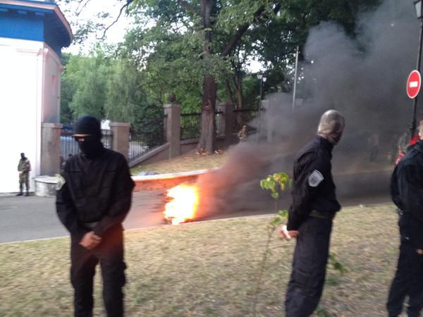 <p><span>Мітингувальники запалили шини біля стадіону Лобановського, фото з соцмереж</span></p>
