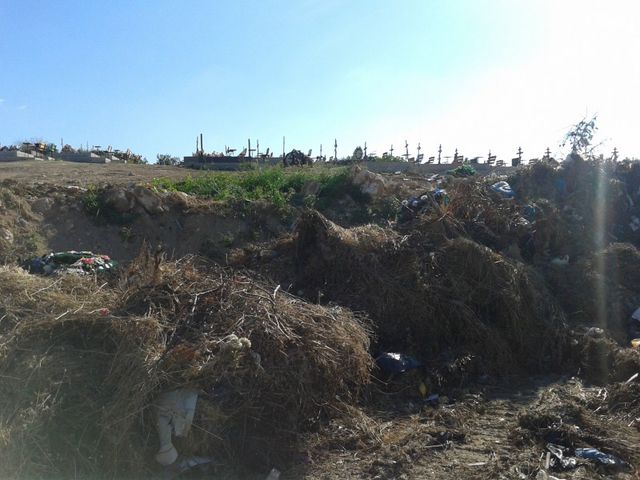 Могилы вырыты в мусоре. Фото: ruinformer.com