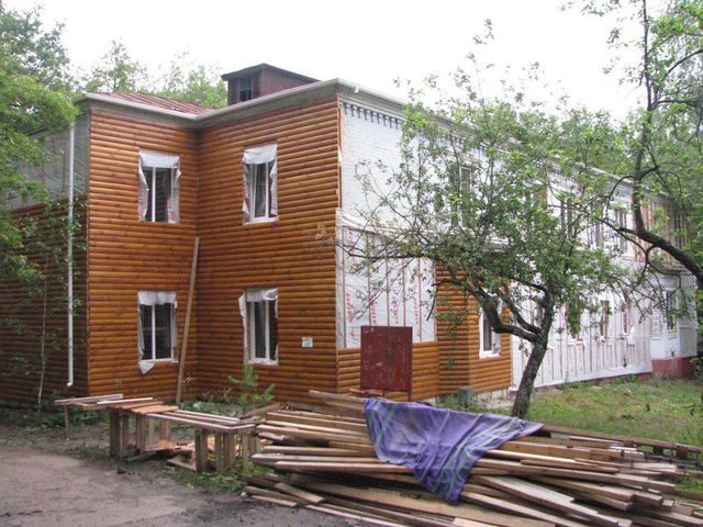 Підготовка до холодів. Будинки утеплюють і обшивають деревом. Фото: М. Іванов