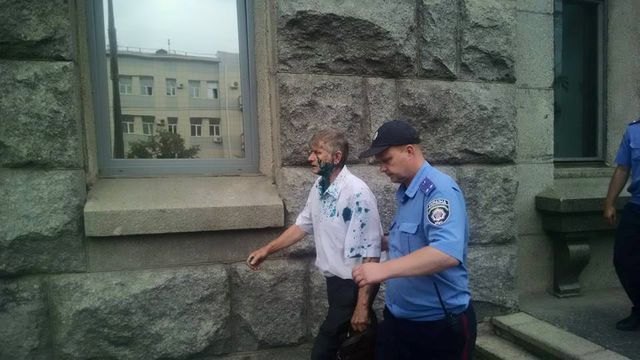 Депутата облили зеленкой. Фото: Павел Новик