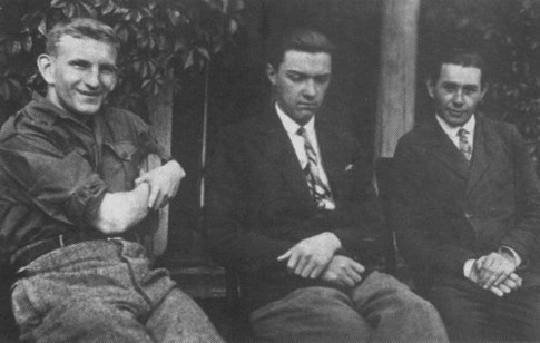 С друзьями. Роман (первый слева) в 30-е годы – спортсмен, оптимист, налетчик и киллер