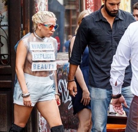 <p>Леді Гага на побачення одягла прозорий пакет замість сукні, фото dress-code.com.ua</p>