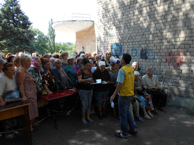 Выдача наборов выживания в Дзержинске. Фото: пресс-центр.