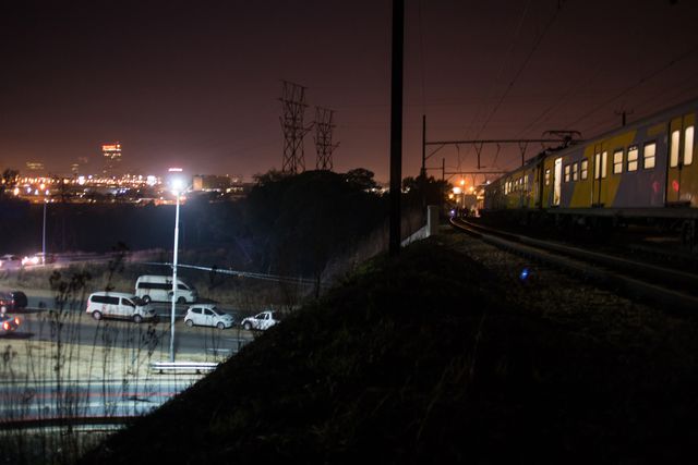 Более 400 человек пострадали при столкновении двух поездов в ЮАР, фото AFP