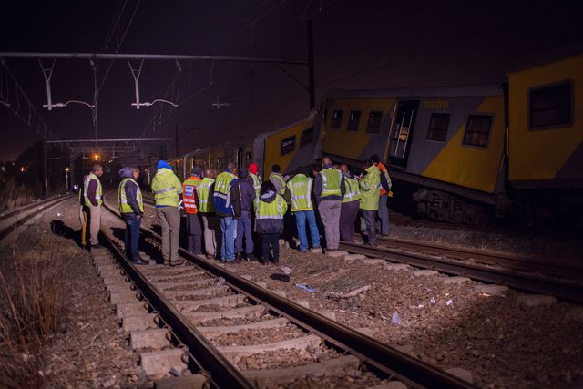 Более 400 человек пострадали при столкновении двух поездов в ЮАР, фото AFP
