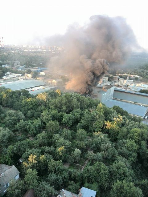 Пожар уже удалось локализовать. Фото: facebook.com/stukini, facebook.com/dtp.kiev.ua