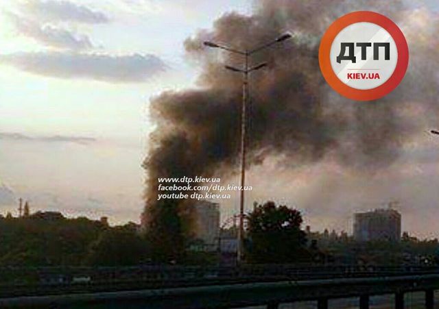 Пожар уже удалось локализовать. Фото: facebook.com/stukini, facebook.com/dtp.kiev.ua